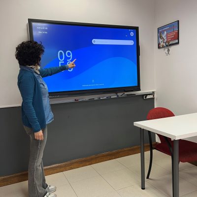 FOTO AULA CON PANTALLA
